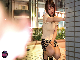 街中リモバイ！！「１０分耐えられたら謝礼あげます」とお願いしたら恥ずかしい散歩に興奮しちゃってパン染みダラダラ垂らして発情！我慢できずに即チン求めて…　サンプル画像18